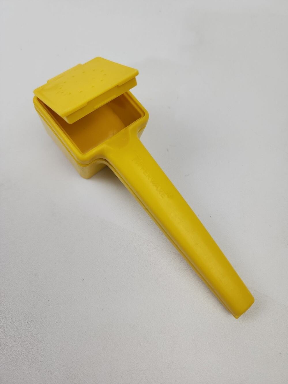 Vintage Tupperware #1465 Yellow Corn Cob Butter Spreader Built In Salt Shaker